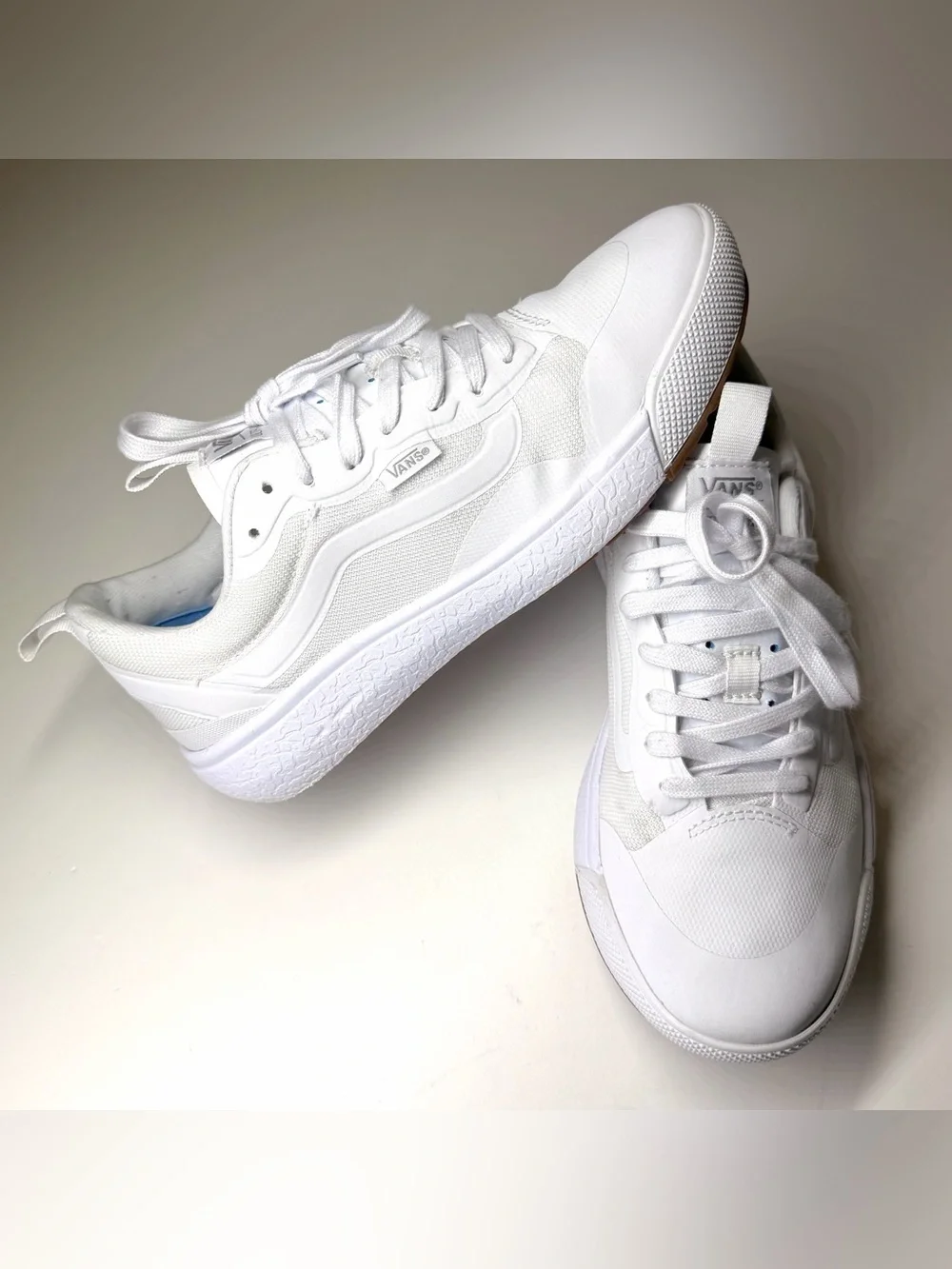 VANS Unisex Ultrarange Exo Low Top Athletic Sneaker Size- Mens 7 / Women’s 8.5